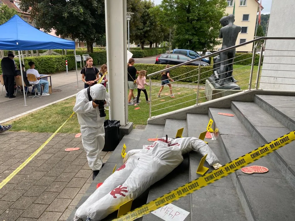 Vor dem Eingang des Schulhauses lag eine Leiche – natürlich nur eine gebastelte. Leiche vor dem Schulhaus